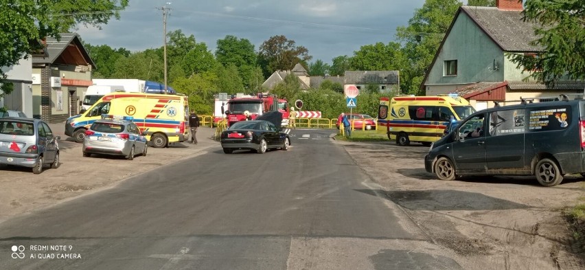 Wypadek w Suchorzu na krajowej 21. Dwoje dzieci w wieku 5 i 7 lat trafiło do szpitala | ZDJĘCIA