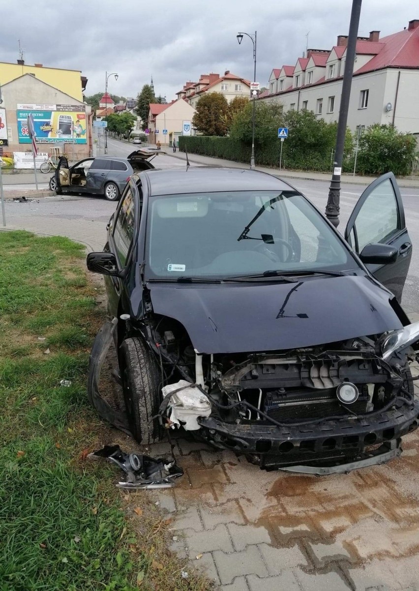 Wypadek w Pińczowie na skrzyżowaniu. Toyota zderzyła się z BMW, dwie osoby zostały ranne [ZDJĘCIA] 
