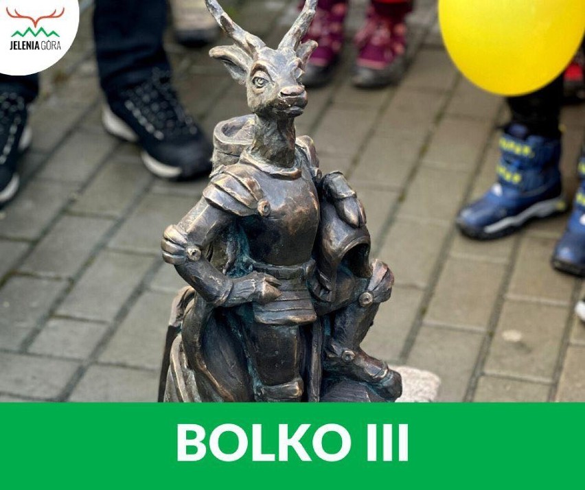 Jelonek Bolko III stoi przy pętli autobusu nr 7 w Jeleniej...