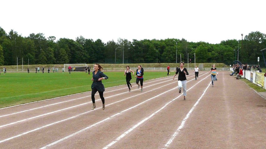 Kobiety biegały w szpilkach na 100 metrów [FOTO]