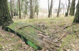 Stary kirkut w gminie Szczerców odsłania nowe szczątki. Kto zajmie się kośćmi, które tam leżą?