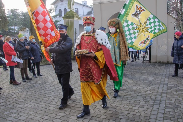 Przejdź do galerii i zobacz zdjęcia z tegorocznego Orszaku Trzech Króli w Urzędowie