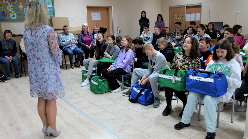 Chełm. Uczniowie z Ukrainy otrzymali pakiety odzieży sportowej z niemieckiego miasta Sindelfingen. Zobacz zdjęcia