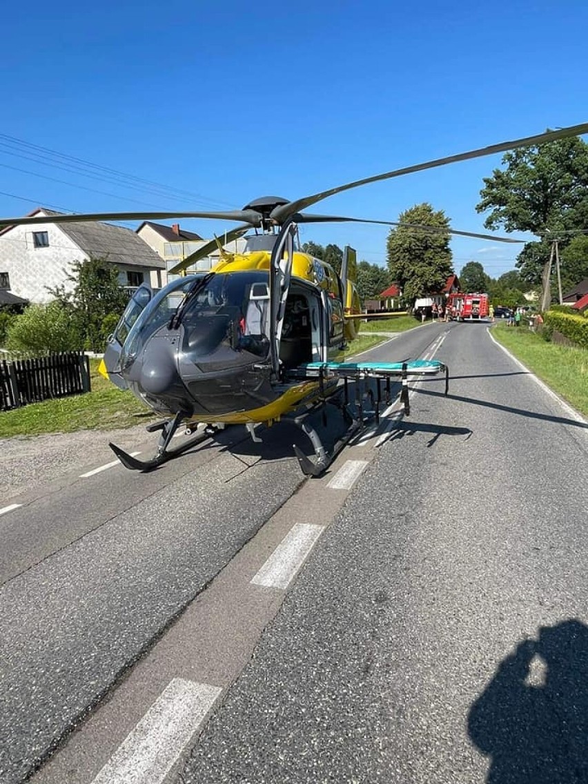 Kocoń. Niebezpieczny wypadek na ulicy Zakopiańskiej. Na miejscu lądował śmigłowiec LPR, rany odniosły 4 osoby. AKTUALIZACJA