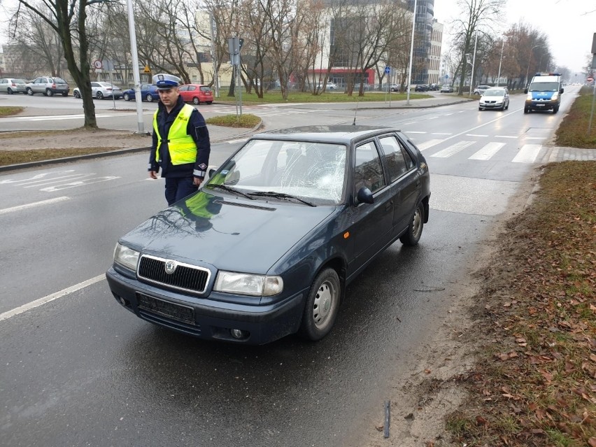 Wypadek na pasach na ulicy Warszawskiej w Kielcach. Dwa auta się zatrzymały, trzecie potrąciło pieszego
