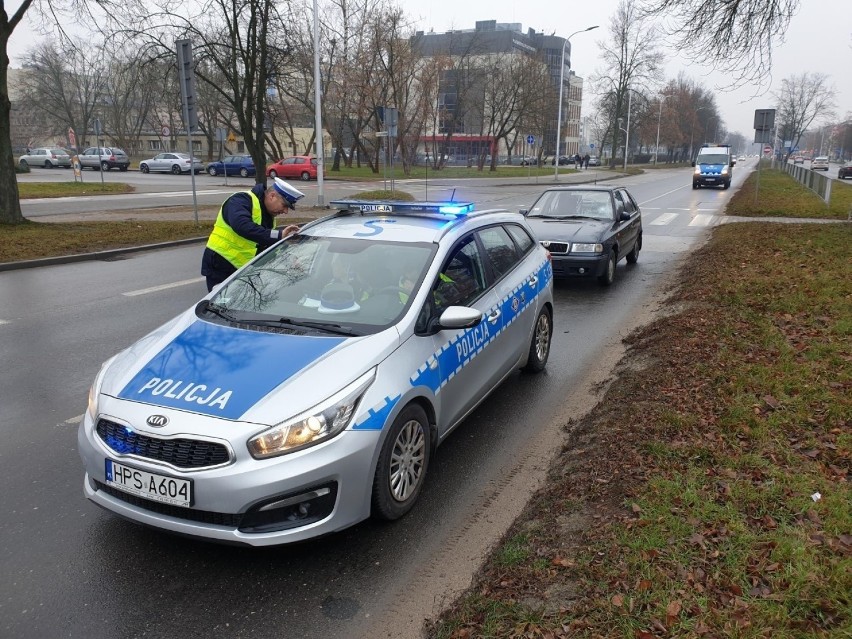 Wypadek na pasach na ulicy Warszawskiej w Kielcach. Dwa auta się zatrzymały, trzecie potrąciło pieszego