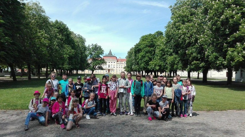 Uczniowie SP 8 z wizytą u Arkadego Fiedlera, Lecha, Czecha, Rusa i Białej Damy
