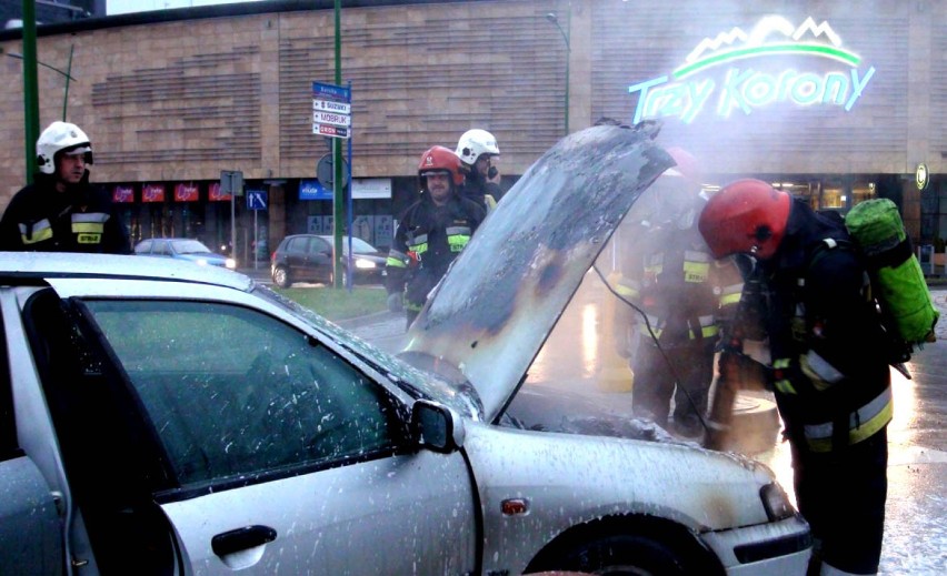 Spaliło się auto na rondzie przed Trzema Koronami