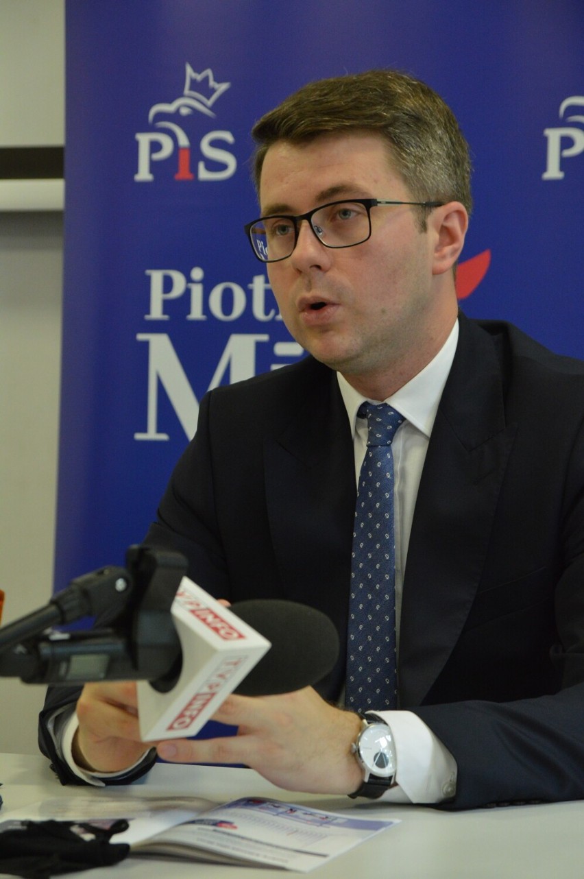 Rzecznik prasowy rządu Piotr Müller w Bytowie promował Polski Ład. Spotkanie w kameralnym gronie
