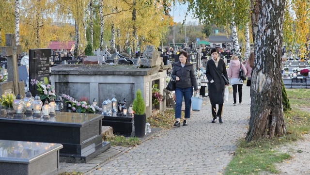 W niedzielę mnóstwo ludzi odwiedzało groby bliskich na cmentarzu na kieleckich Piaskach. Zobacz zdjęcia >>>