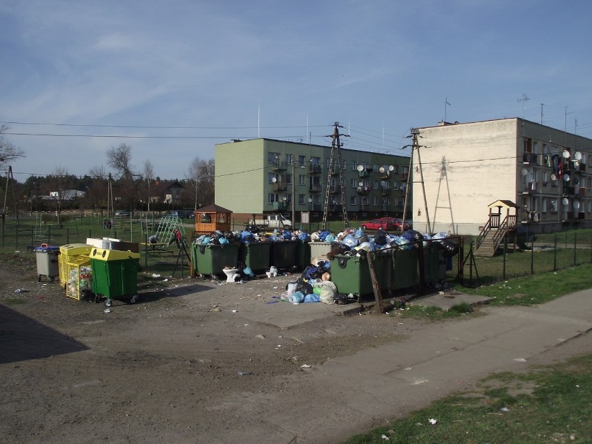 Lisów: Śmieci wylewają się z kontenerów przy ul. Budowlanych