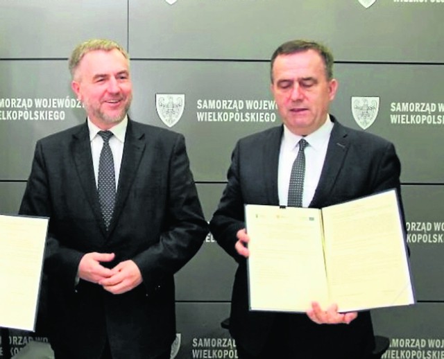 Umowa dotycząca przekazania środków została podpisana przez Marka Woźniaka, marszałka województwa wielkopolskiego (z lewej) oraz Andrzeja Łozowskiego, wójta gminy Łubowo