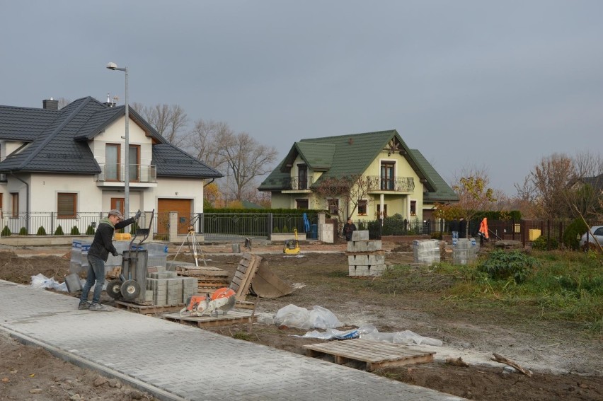 Na Dziewiarskiej w Łowiczu nowy chodnik zablokował skrzynki z licznikami PGE [ZDJĘCIA]