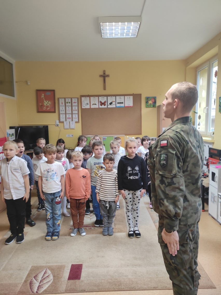Dzieci z Publicznego Przedszkola nr 3 w Wieluniu spotkały się z żołnierzem ZDJĘCIA