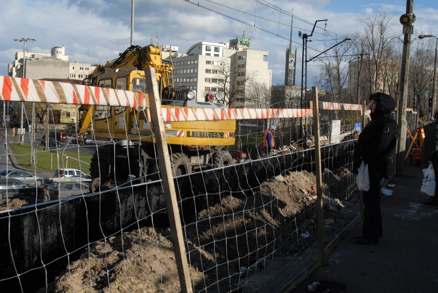 Gdynia: Flesz z przeszłości. 17.03.2008. Remont peronu SKM w Śródmieściu