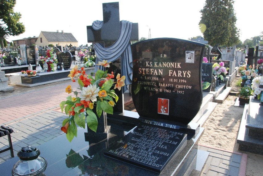 Doczesne szczątki zasłużonego duchownego spoczywają na cmentarzu parafialnym w Chotowie