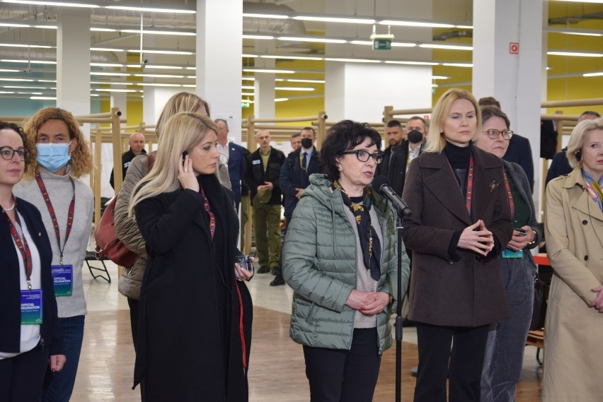 Parlamentarzystki z Unii Europejskiej odwiedziły chełmski ośrodek recepcyjny. Zobacz zdjęcia
