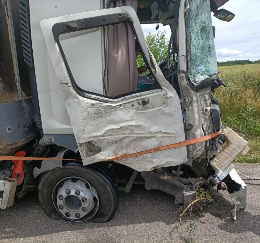 Ciężarówka uderzyła w drzewo koło Barwic [zdjęcia]