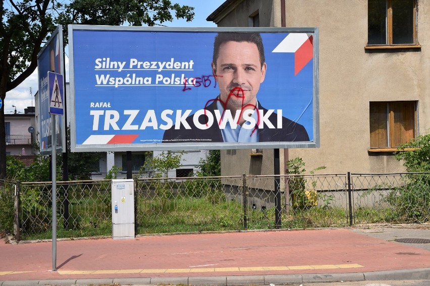 Wybory 2020 w Chodzieży: Wulgarne rysunki na plakatach Rafała Trzaskowskiego [ZDJĘCIA]