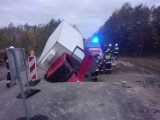 Poważny wypadek pod Tarnowem. Samochód dostawczy w wykopie, kierowca w szoku [ZDJĘCIA]