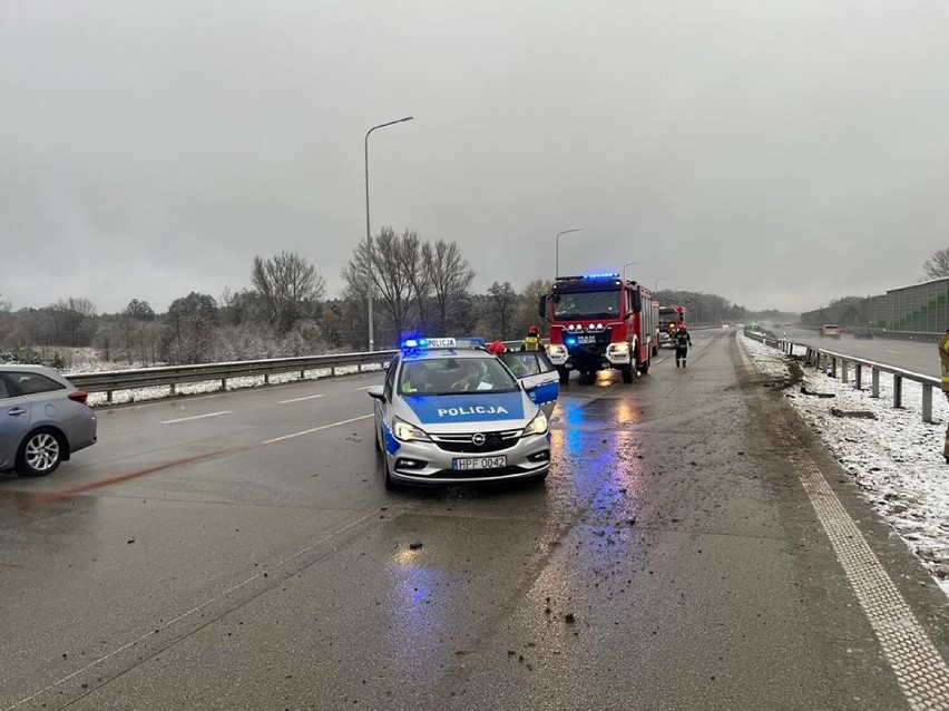 Wypadek na autostradzie A1 w okolicach Radomska. Dacia uderzyła w bariery