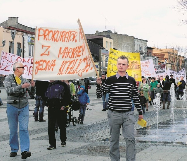 Kilkudziesięciu manifestantów uzbrojonych w transparenty przeszło ulicami miasta