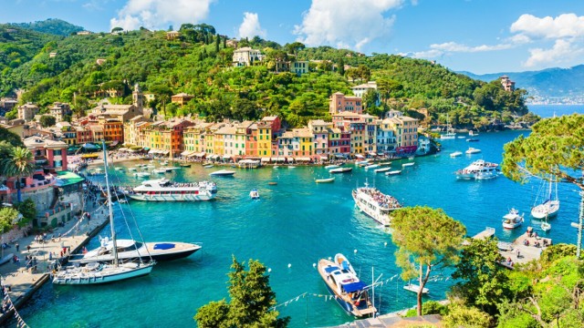 W kilku regionach Włoch wprowadzono nowe prawa, uderzające w turystów. Gdzie grozi nawet 1300 zł mandatu za selfie nad morzem, w którym regionie wprowadzono limit noclegów i konieczność rejestracji przed wycieczką nad piękne jezioro? Sprawdziliśmy - te przepisy mogą utrudnić Wam wakacje we Włoszech.