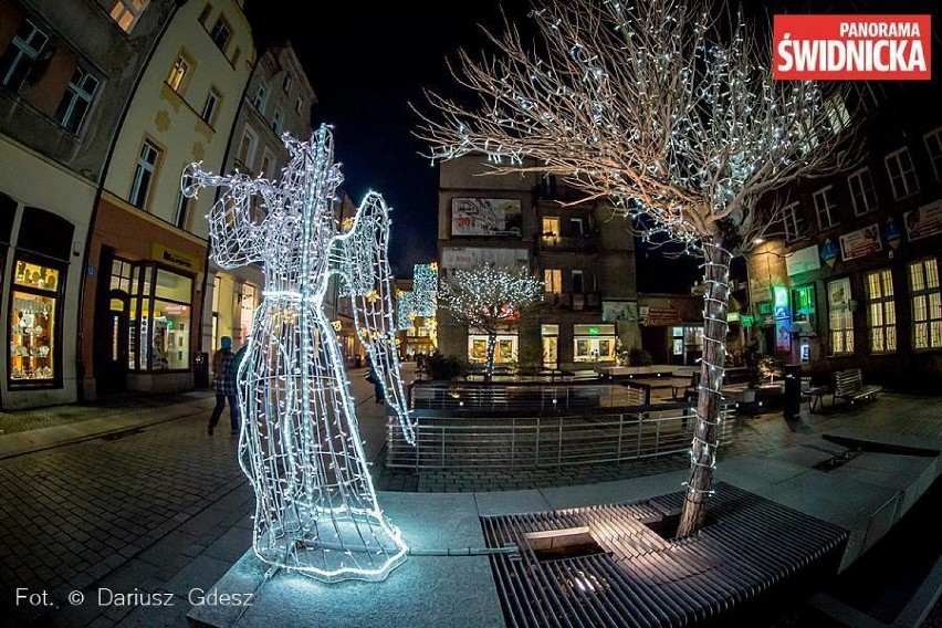 Świdnica gotowa na święta. Zobacz jak miasto wygląda po zmroku (DUŻO ZDJĘĆ) 