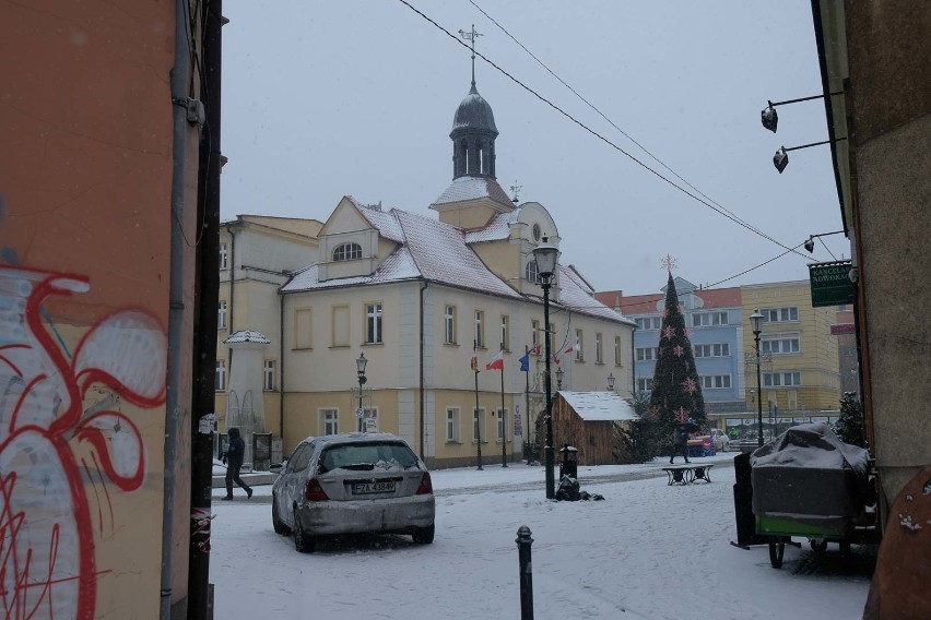 We wtorek 12 stycznia od rana w Żarach prószył śnieg. Po...