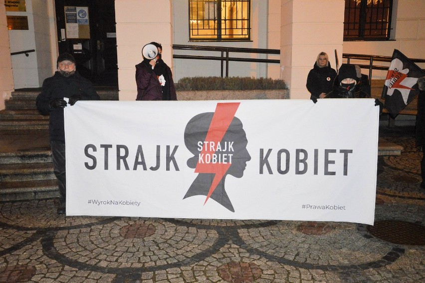 Strajk kobiet w Głogowie. 28 stycznia protest przeszedł pod biura PiS