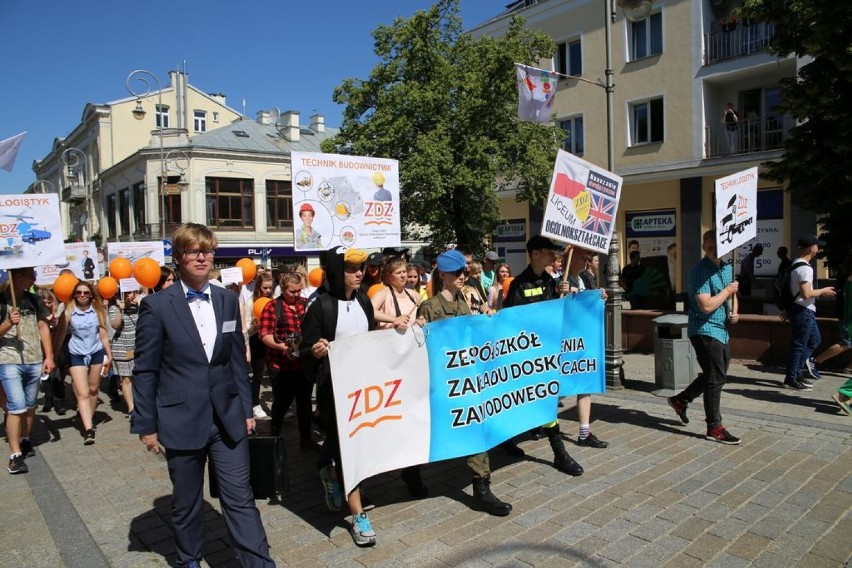 Technikum Zawodowe Zakładu Doskonalenia Zawodowego w Kielcach świętowało w centrum miasta [ZDJĘCIA]