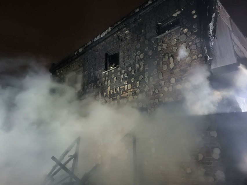Pożar w Leszczynach przy ul. Górnośląskiej. Spaliła się altana i elewacja budynku mieszkalnego. Straty oszacowano na 150 tyś złotych