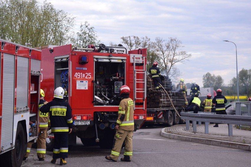 Pożar podkładów kolejowych pod Nowym Dworem Gdańskim. Częściowo zablokowany zjazd na drogę ekspresową