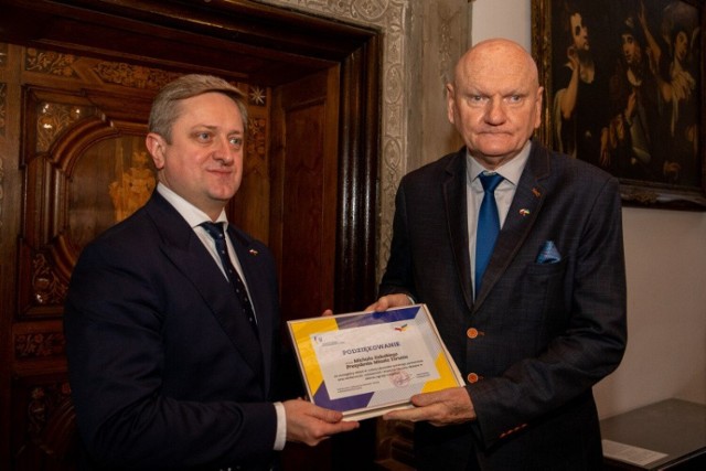 Ambasador Ukrainy w Polsce Wasyl Zwarych podczas spotkania w Ratuszu Staromiejskim wręczył prezydentowi Michałowi Zaleskiemu dyplom z podziękowaniem za szczególny wkład w rozwój partnerstwa ukraińsko-polskiego oraz solidarność i wsparcie okazane Ukrainie w obliczu agresji rosyjskiej