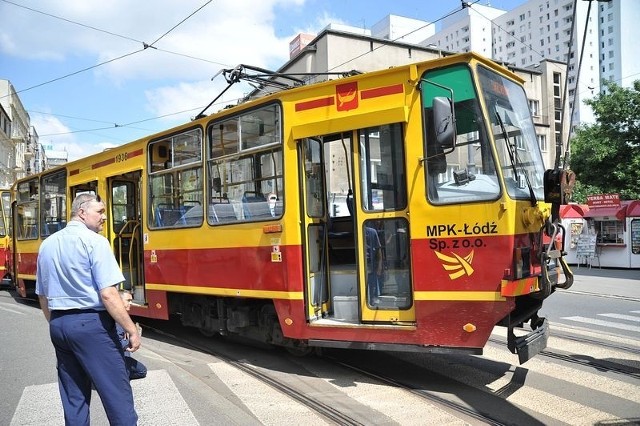 Wykolejenie tramwaju na rogu Piotrkowskiej i Żwirki w Łodzi