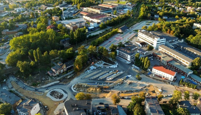 Budowa Centrum Przesiadkowego w Mikołowie – największa i najważniejsza inwestycja ostatnich lat w Mikołowie. Trwa realizacja II etapu zadania. (Etap I zakończony: budowa łącznika ulic Kolejowa – Waryńskiego oraz budowa parkingu na ok. 200 pojazdów – w tym autobusów – do obsługi Centrum Przesiadkowego). Etap II – przebudowa płyty dworca autobusowego wraz z montażem nowoczesnych wiat przystankowych i systemem monitoringu, zagospodarowanie terenu wokół dworca. Etap obejmuje także modernizację układu drogowego w centrum miasta (skrzyżowanie ulic Prusa – Miarki) wraz z budową ronda turbinowego. Ukończenie II etapu koniec wiosny 2021. Koszt łączny: 25 mln zł