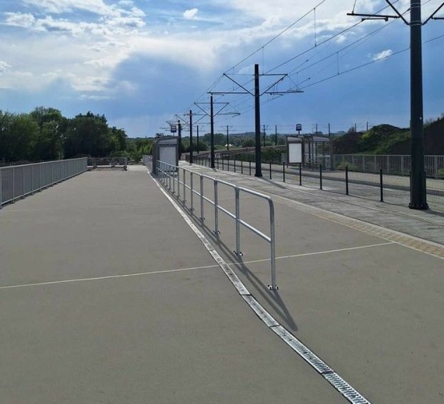 Na przystanku przy Grodzkim Urzędzie Pracy w Nowej Hucie postawiono barierki odgradzające... chodnik od chodnika.