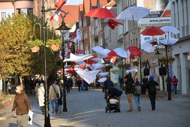 Wiatr zrobił swoje, wandale dołożyli i świąteczna dekoracja zniszczona w Legnicy.