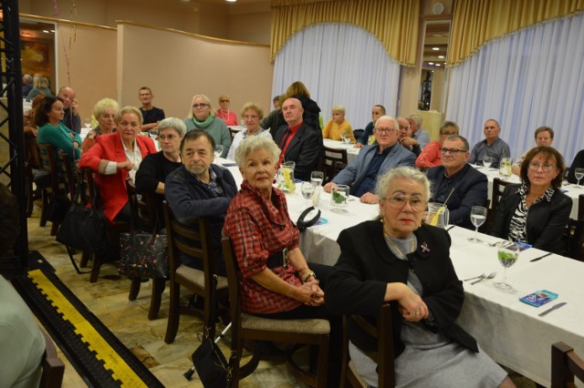 Z zaproszenia organizatorów obchodów Dnia Seniora - burmistrza Łeby i kierownika Miejskiego Ośrodka Pomocy Społecznej - skorzystało około dwieście seniorek i seniorów, którzy przybyli do Ośrodka Wczasowego Fregata.