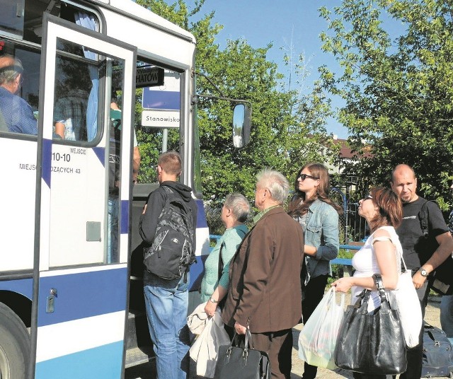 Autobusy na stanowiska przy dworcu wciąż podjeżdżają, ale budynek stoi pusty.  Jak potoczą się jego losy?