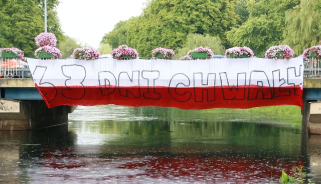 W 73. rocznicę wybuchu Powstania Warszawskiego na moście drogowym nad Obrą zawisła flaga państwowa z napisem „63 Dni Chwały”.