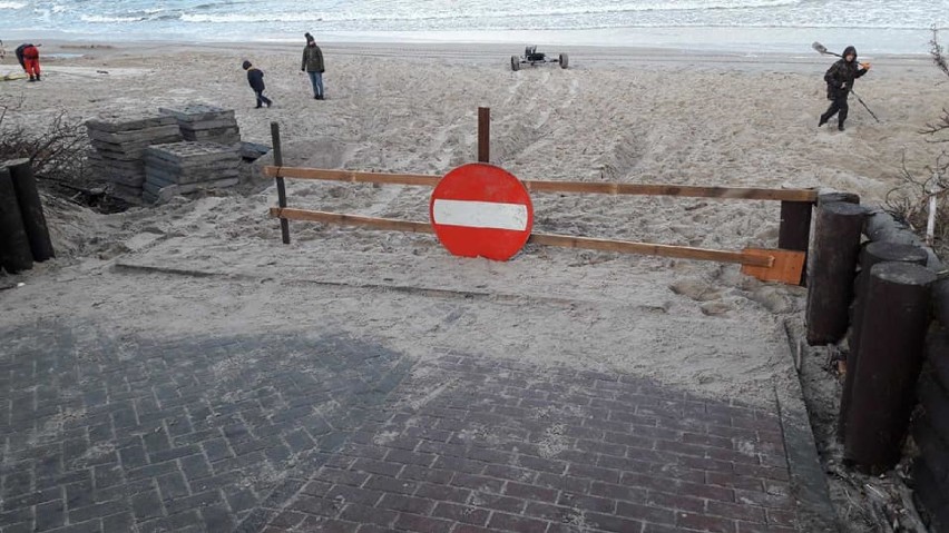 Gmina Sztutowo. Urząd wyremontował wejście na plaże, ktoś zabrał znak zakazu wjazdu na plażę!