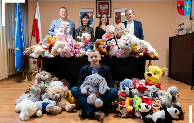 Starostwo Powiatowe w Kazimierzy Wielkiej włączyło się w kolejną edycję charytatywnej akcji „Przynieś Misia”.