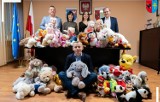 Starostwo Powiatowe w Kazimierzy Wielkiej włączyło się w akcję „Przynieś Misia”. Maskotki i zabawki dla małych pacjentów. Zobaczcie zdjęcia