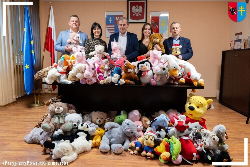 Starostwo Powiatowe w Kazimierzy Wielkiej włączyło się w akcję „Przynieś Misia”. Maskotki i zabawki dla małych pacjentów. Zobaczcie zdjęcia