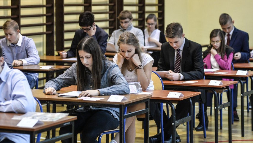 Uczniowie piszą próbny egzamin gimnazjalny z Operonem [ZDJĘCIA] 