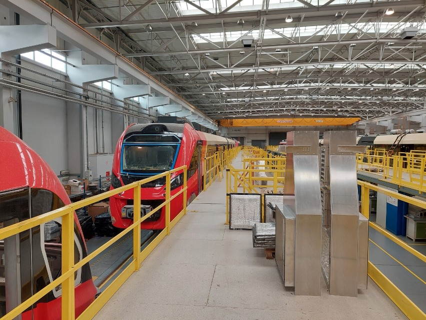 Nowe pociągi SKM dla Warszawy. Byliśmy w fabryce Newagu zobaczyć jak powstają. Wiemy kiedy kolejne trafią do stolicy 