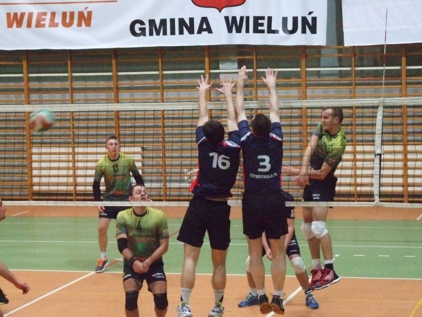 Foto Damian wygrywa z Oknobudem w finale Wieluńskiej Ligi Siatkówki