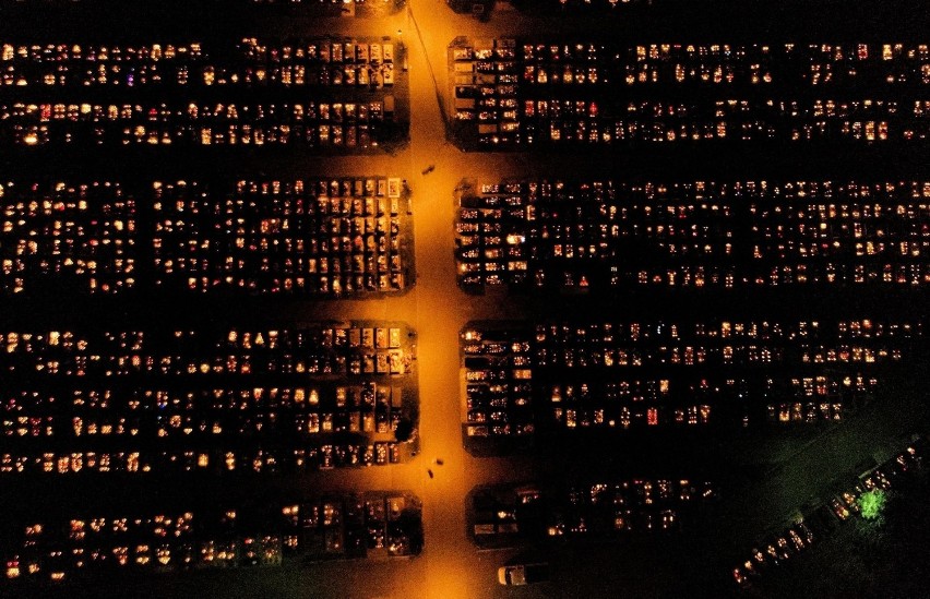 Dwa największe krakowskie cmentarze nocą. Z góry wyglądają jak rozświetlone miasta [ZDJĘCIA Z DRONA]
