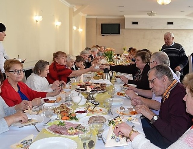 Śniadanie wielkanocne dla samotnych i niepełnosprawnych w Brzezinach